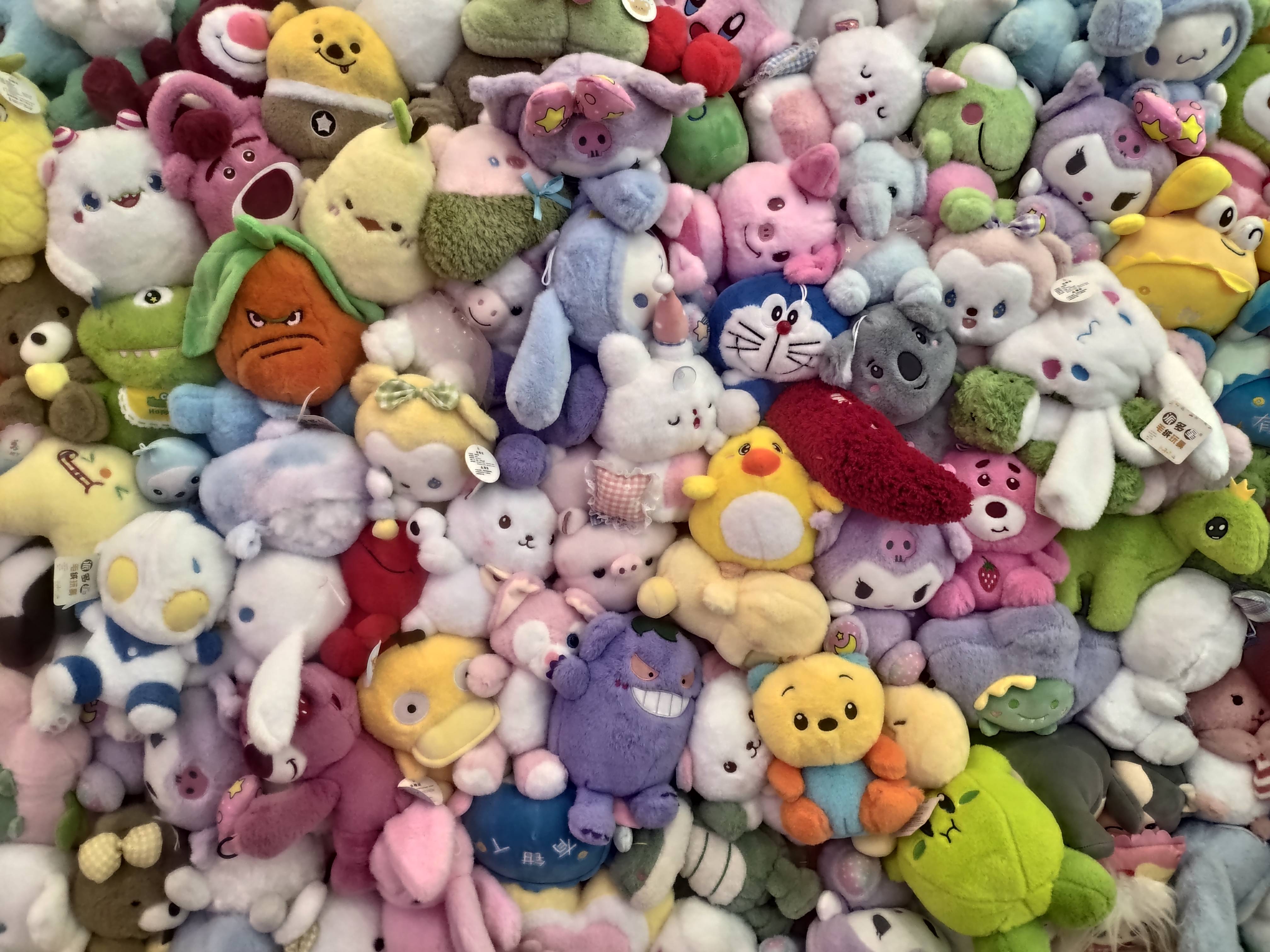 重庆一商场现巨型毛绒娃娃墙密密麻麻呆萌可爱