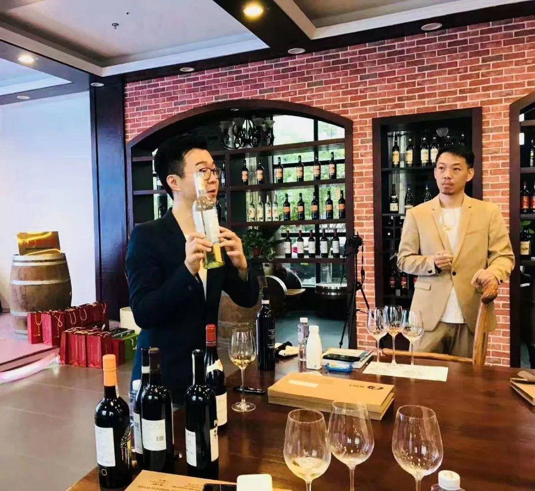 百锐国际专业培训的双重优势