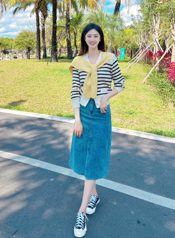 针织衫搭配裙子会非常显温柔,而且非常有女性化的搭配方式.