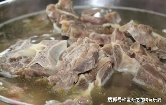 原创寒冷的冬天没有什么比一锅热气腾腾香味扑鼻的炖牛骨头更诱人