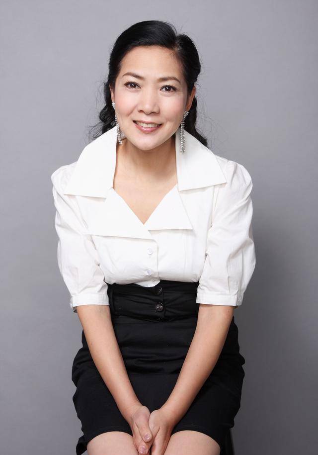 宁愿和家人闹翻,也要嫁外国人的沈丹萍,婚后一天提100次离婚_乌韦