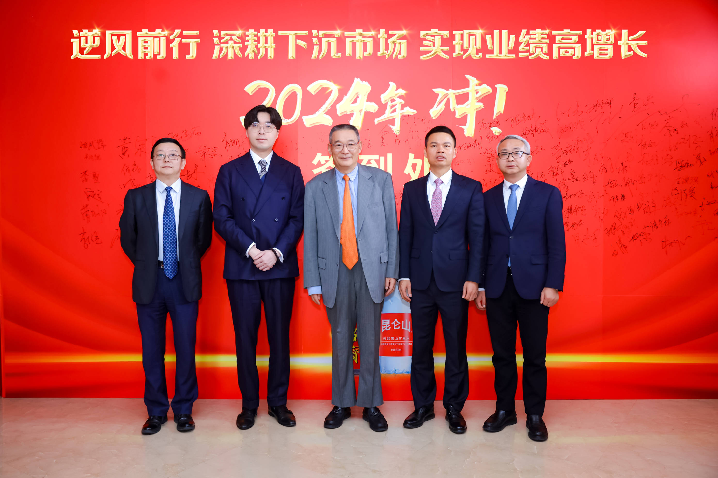 董事长王金昌先生,集团总裁李春林先生,副总裁陈文钜先