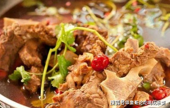 原创寒冷的冬天没有什么比一锅热气腾腾香味扑鼻的炖牛骨头更诱人