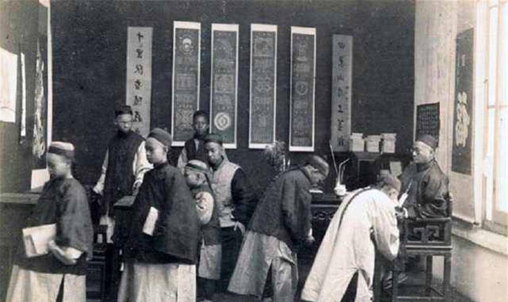 原创清朝老照片图一是凶神恶煞的刽子手图二小孩的表情和姿势让人自愧