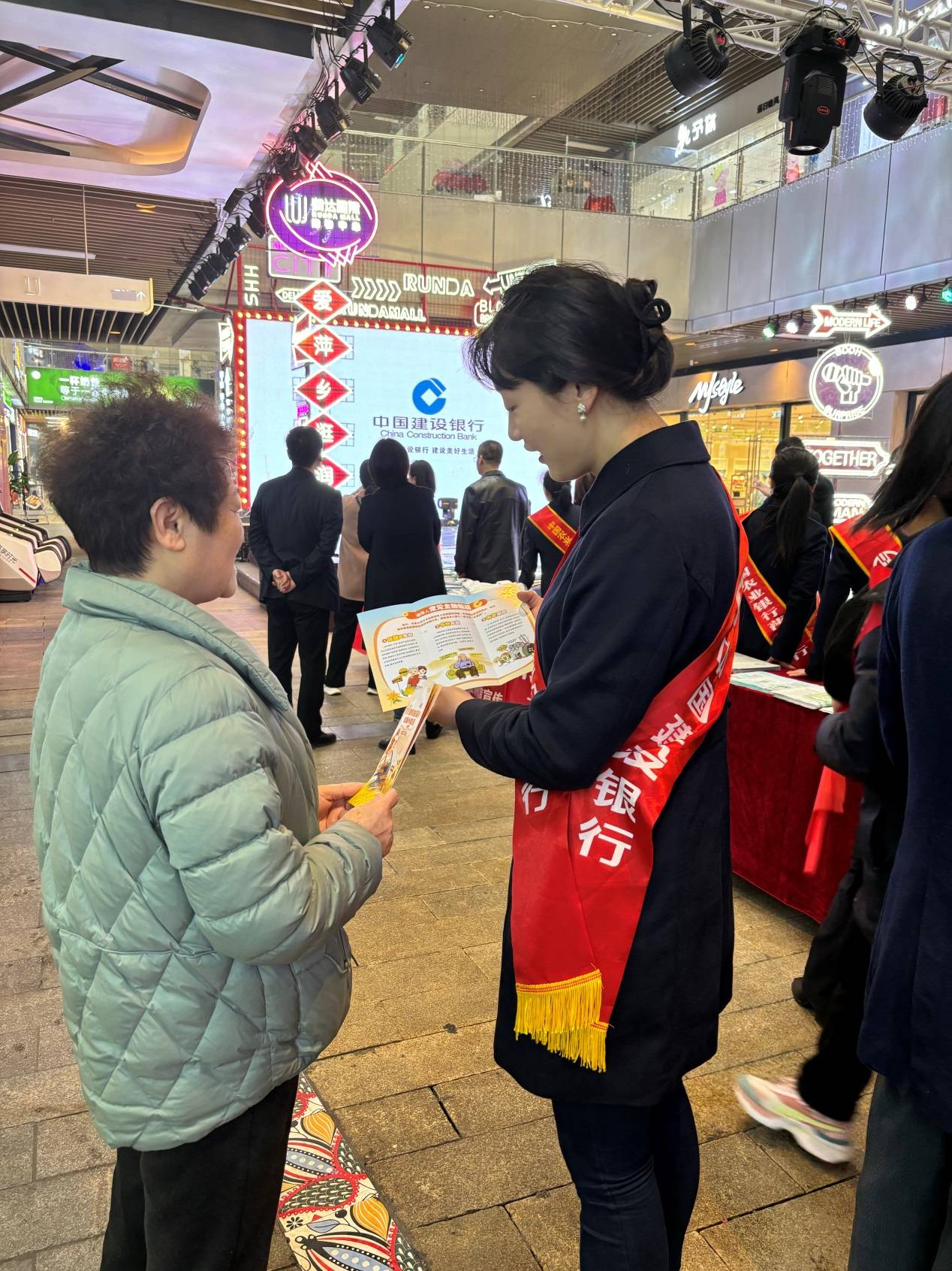 建行萍乡市分行开展反洗钱早春行宣传活动