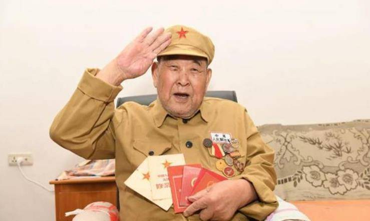 原创93岁老人深藏功名60载妻女都不知晓他竟然是身经百战的老革命