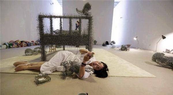 80后央美才女赤身躺上铁丝床,让人难以接受_周洁_什么_作品