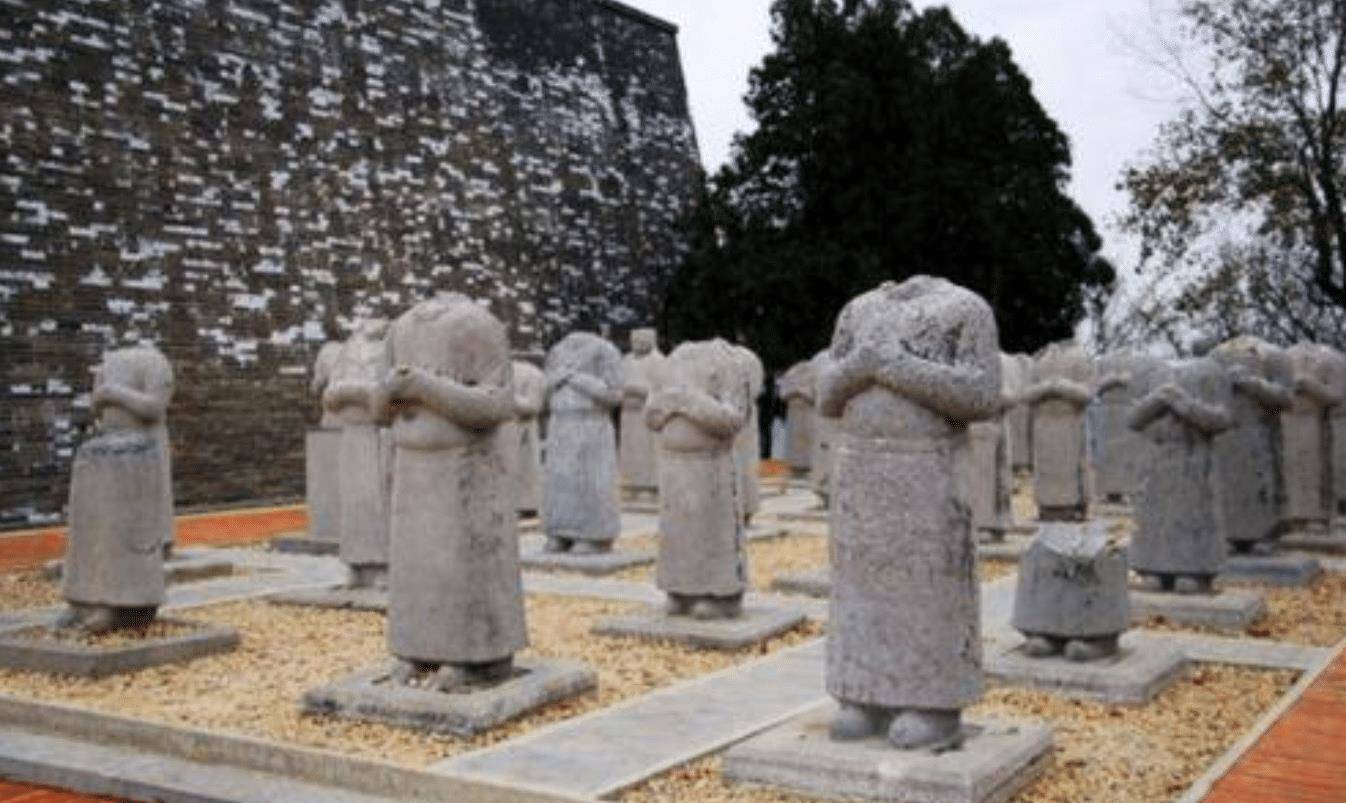 武则天的墓葬位于乾陵中.