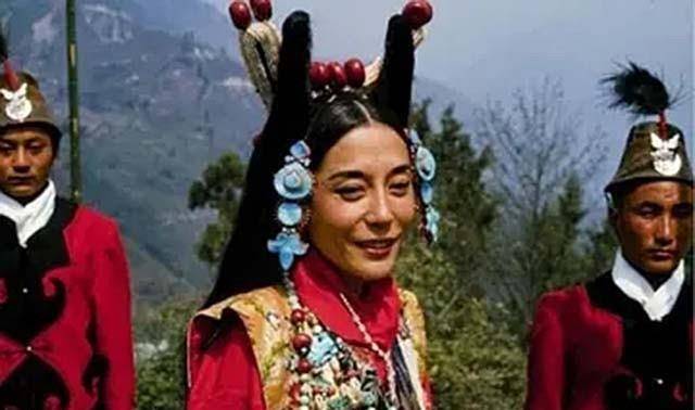 原创锡金末代公主为复国奔走落魄时携3子住小平房与妹妹创业