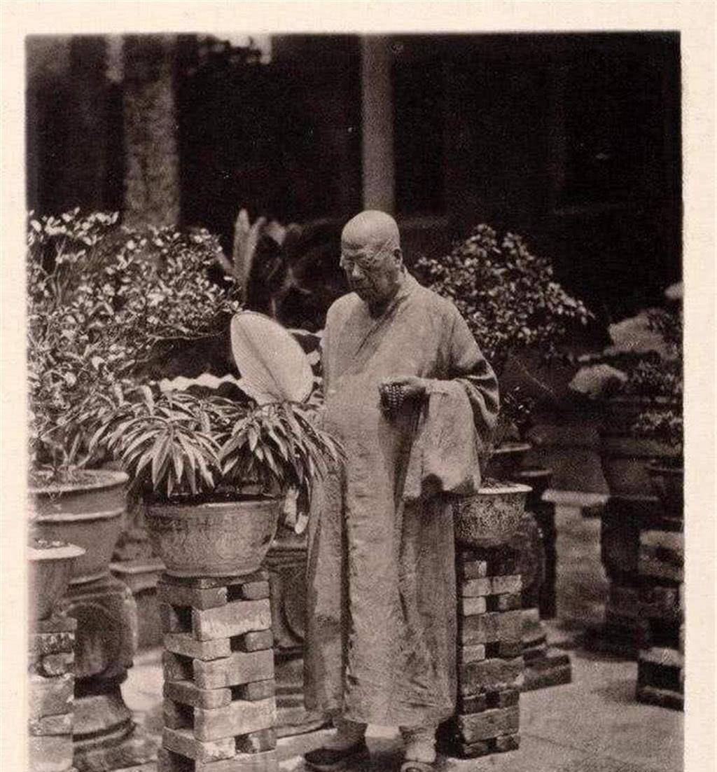 原创清朝老照片图四洗衣服的妇女让人忍俊不禁图五是溥仪在打高尔夫