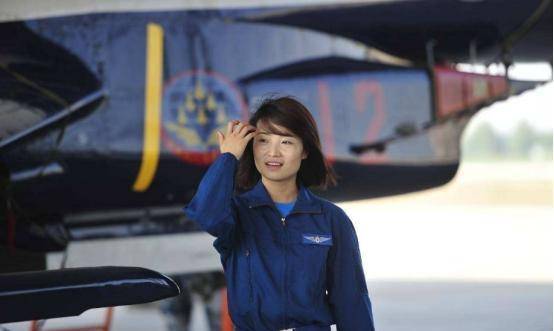 原创金孔雀余旭30岁牺牲36万人为其送行墓前至今摆着战机模型