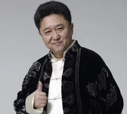 原创于谦近照现身北京自家马场整个人苍老了许多55岁似70岁