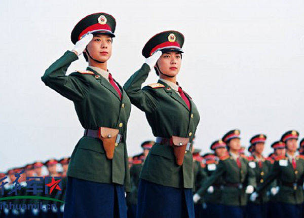 女兵敬军礼的标准姿势图片