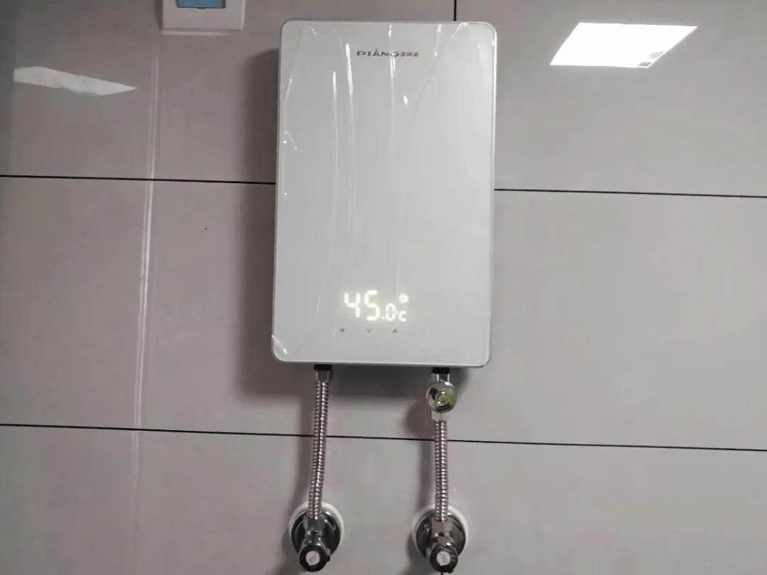 爱家人就给ta皮阿诺热水器!_热式_智能_浴室