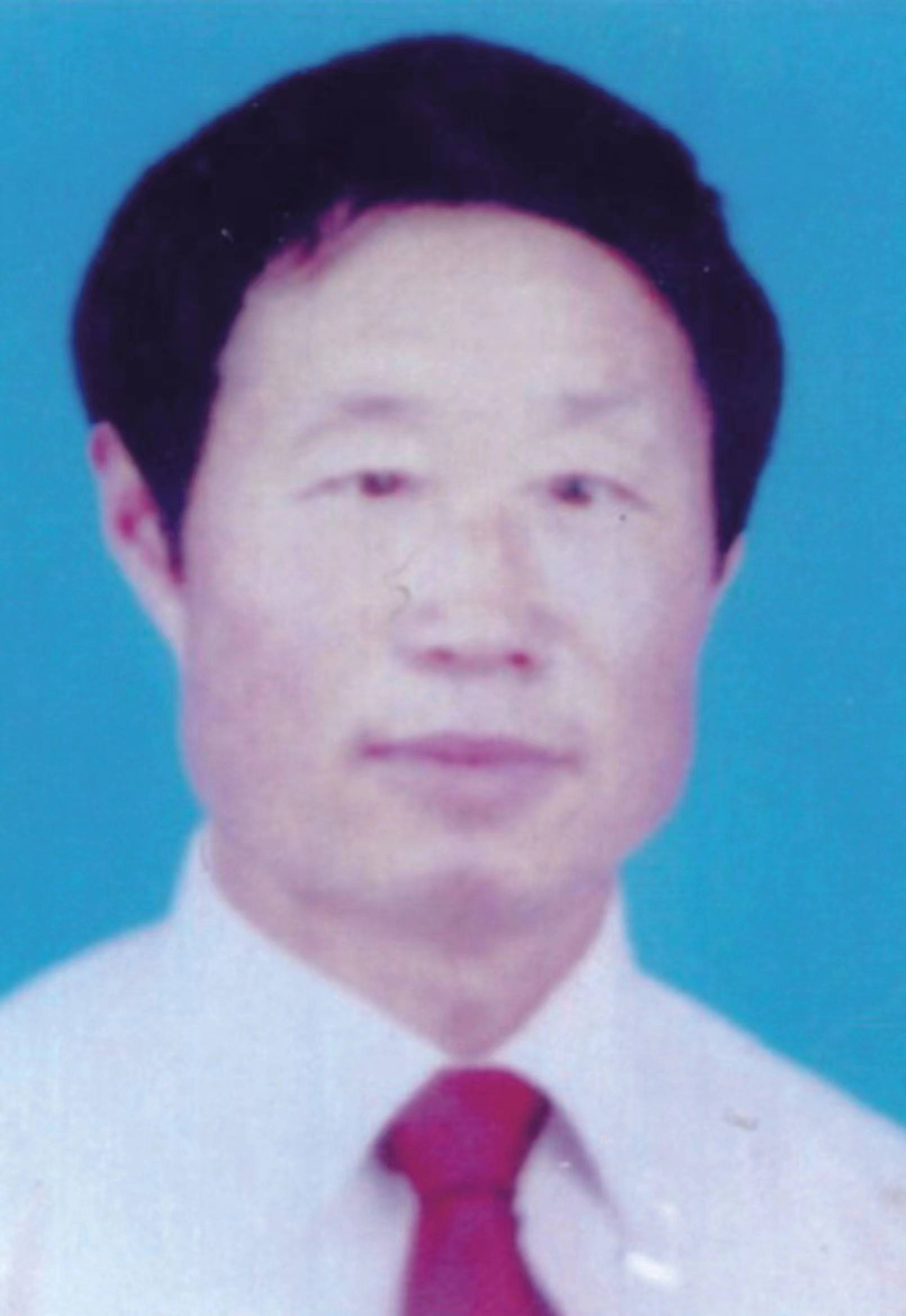 曾先后任中学教师,乡政府党委秘书,县委宣传部干事,《柘城报》编辑.