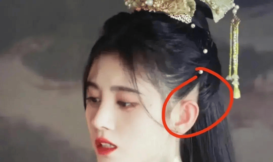 中,鞠婧祎立马改变了发型,不仅头顶发缝变得更加茂密而且耳朵两边都被