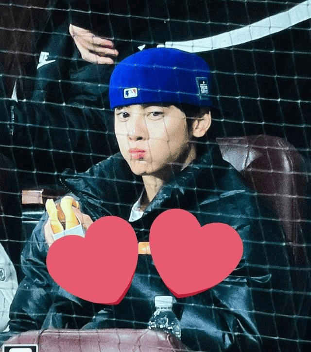 宋仲基和妻子看棒球赛39岁凯蒂产后沧桑不少两人互动惹争议