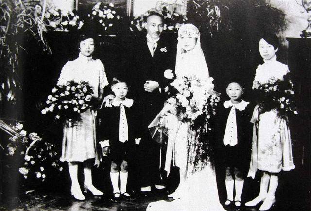 拿出"特别通行证"遭拒,海关要求她拿出护照_孔令伟_蒋介石_蒋经国