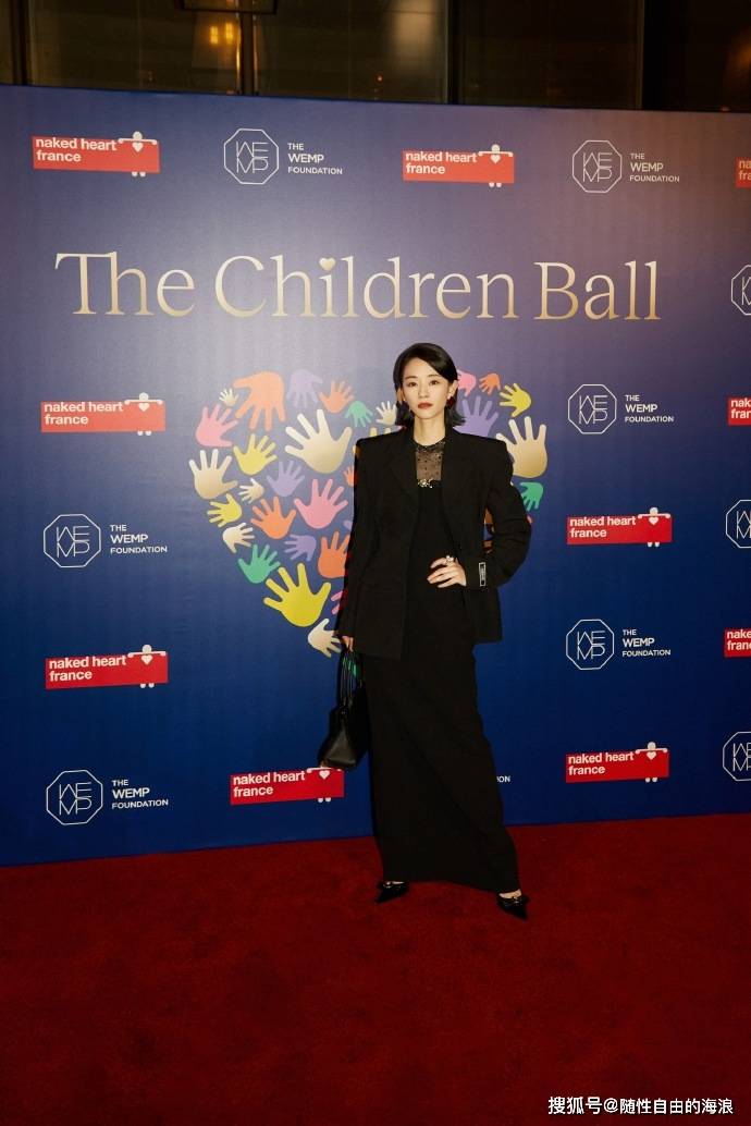 刘雅瑟亮相慈善晚宴，黑色露背薄纱裙尽显好身材！_钻裙_Ball_俏丽