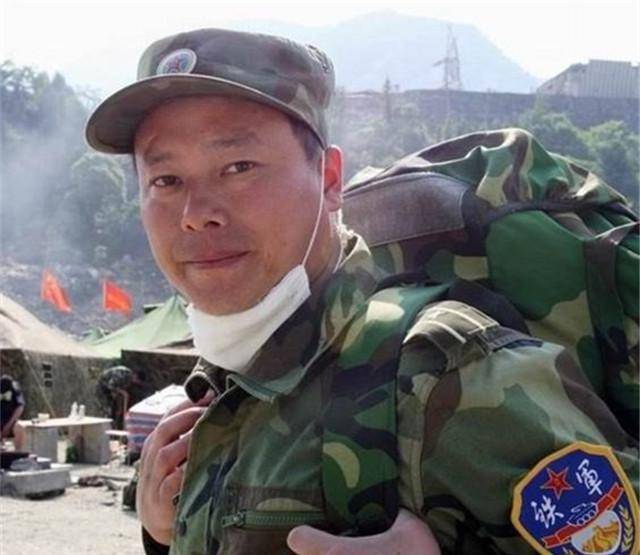 原创身中14刀仍跳窗猛追歹徒4000人去医院探望这位英雄今何在