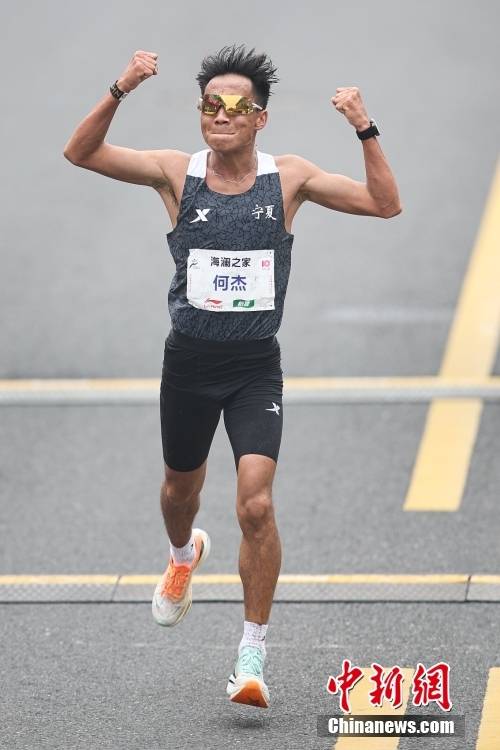 2小时06分57秒!何杰打破全国马拉松纪录-搜狐大视野-搜狐新闻