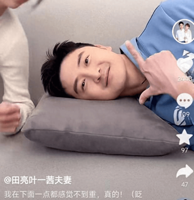 原创田亮与家人玩叠叠乐一家四口脸贴脸笑容灿烂共用一张脸超抢镜