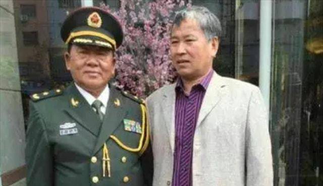 原创老山藏族团长拔刀斩蟒蛇歼越军18人喝烈酒吃蛇肉庆功