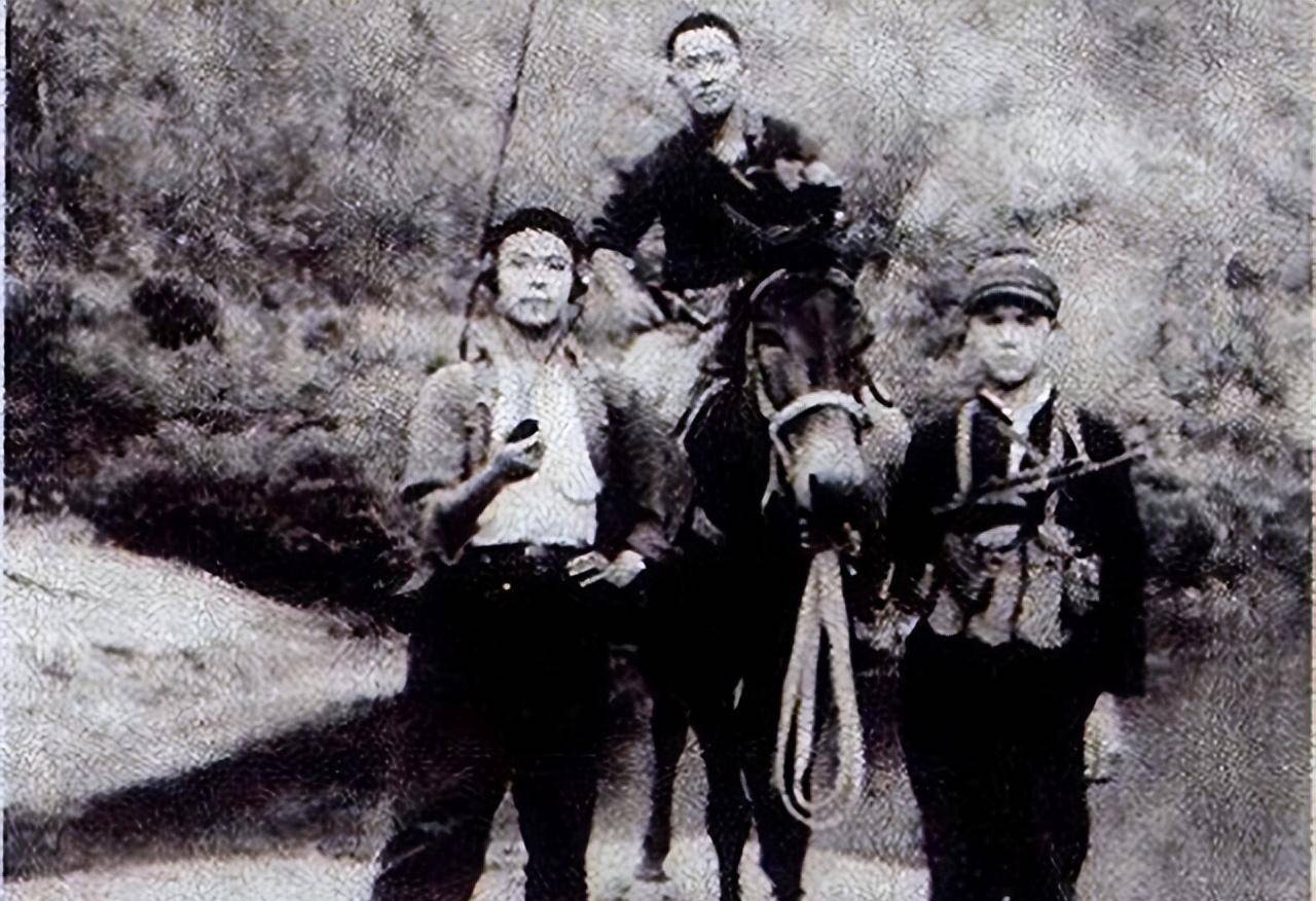 原创老山藏族团长拔刀斩蟒蛇歼越军18人喝烈酒吃蛇肉庆功