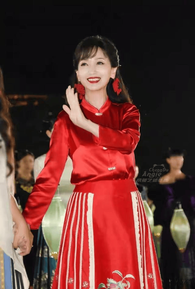 赵雅芝分享自己穿马面裙的美照并配文称马面裙展示国风之美