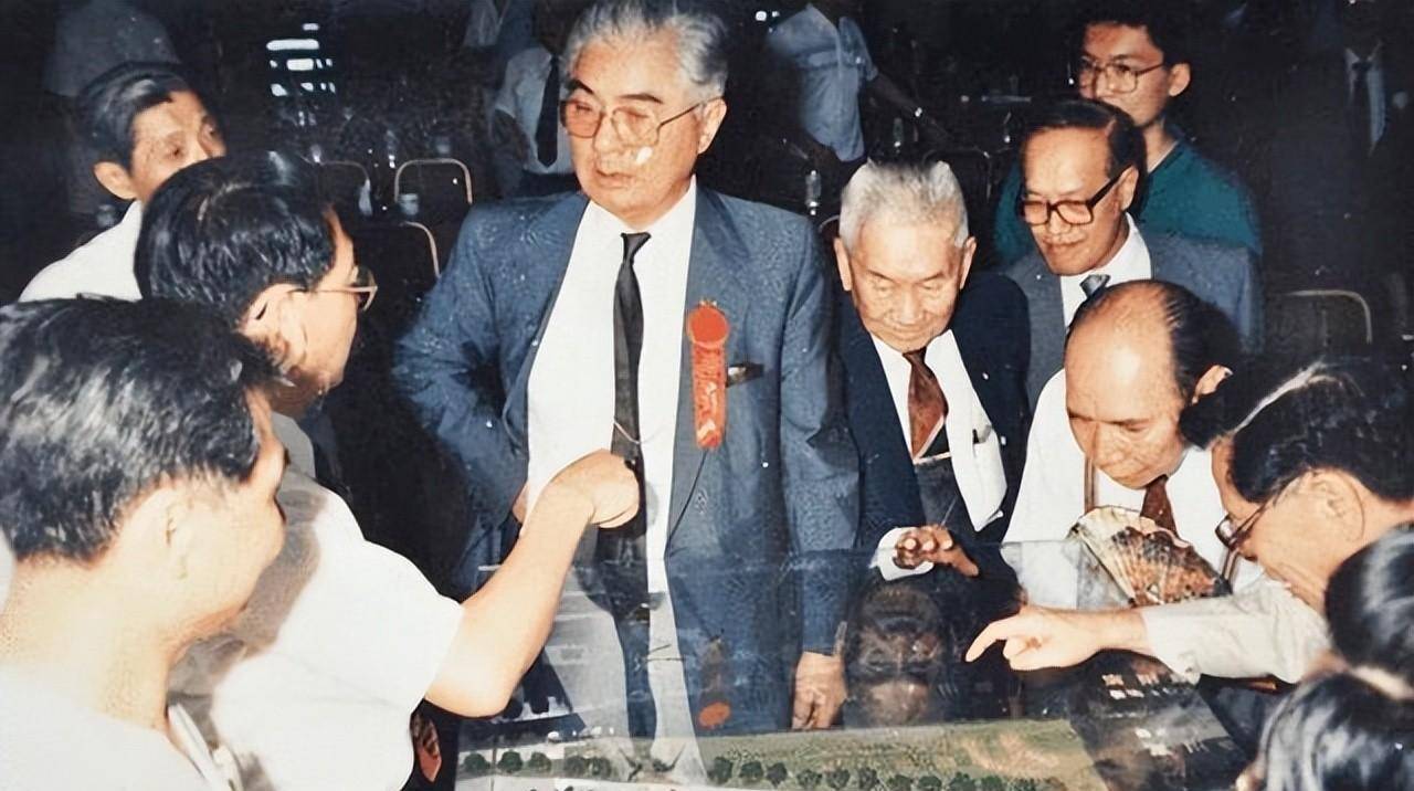 原创荣毅仁追悼会学生请假送行儿子颤抖双手与前来吊唁的人们握手