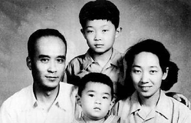 所以,婚后不久,几经周折,才把2个孩子接来身边照顾.