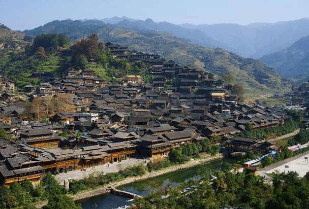 黄果树瀑布是贵州省的自然景观之一.这个瀑布有一个高度达77.