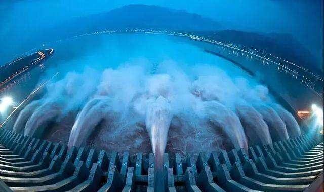 在坛子岭和185观景点更是可以清楚看到整个三峡大坝震撼的泄洪场面