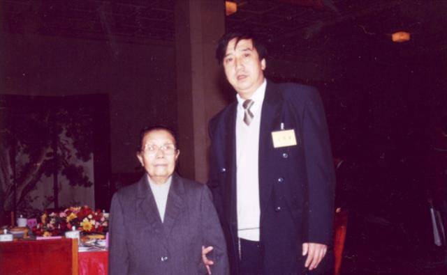 原创2002年97岁的刘英躺在301医院对孩子们说我想你们的爸爸了