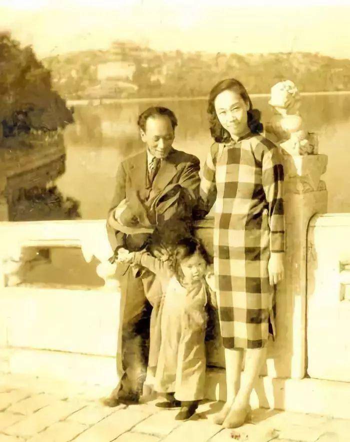 图 | 萧琼与丈夫蒋兆和,以及女儿在北京颐和园留影为爱亲下庖厨结婚