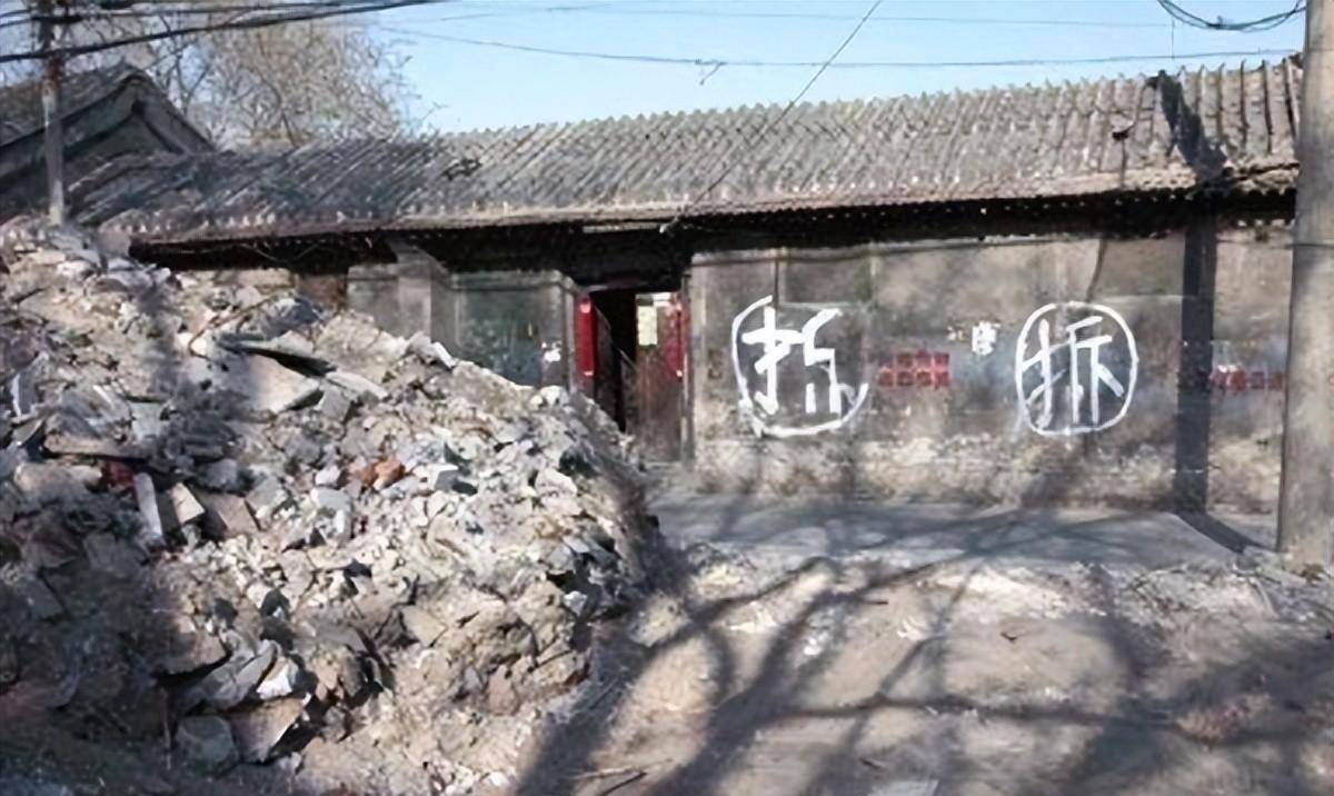 最牛钉子户:霸占主干道8年,只为索要天价拆迁款,引起公愤_长福_楼村