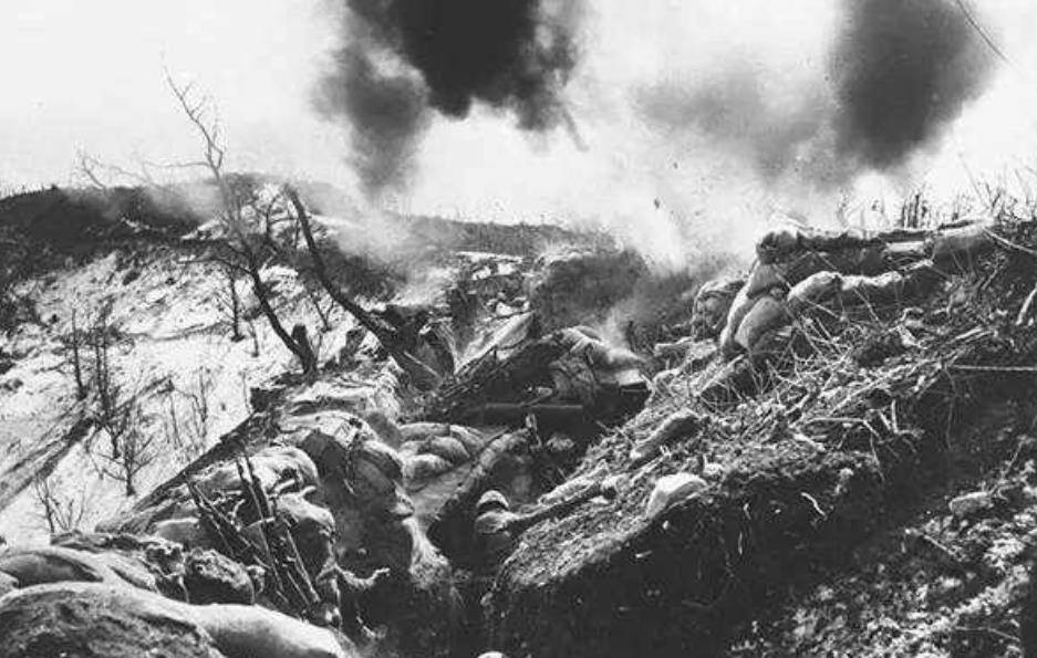 拿着报纸对老农父亲说:爹,部队在登报找你_柴云振_国民党_淮海战役