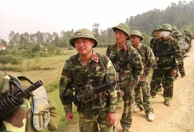 "坍塌式腐败"的越南军队:女军官高调背lv包,还一脸___