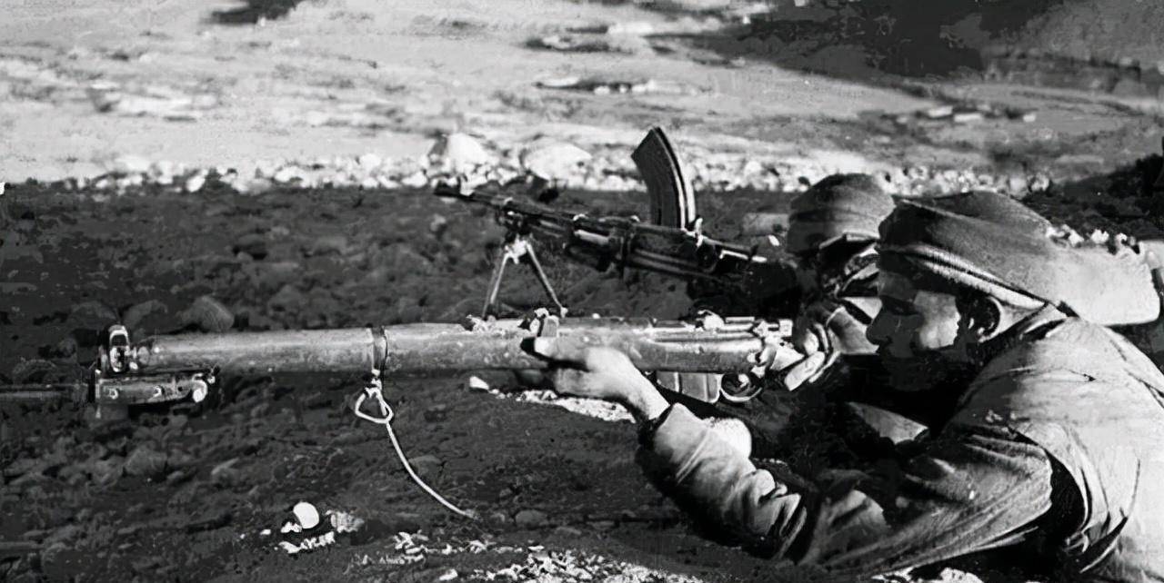 正所谓擒贼先擒王,庞国兴拿起56式半自动步枪,简单瞄准了一下,就打死