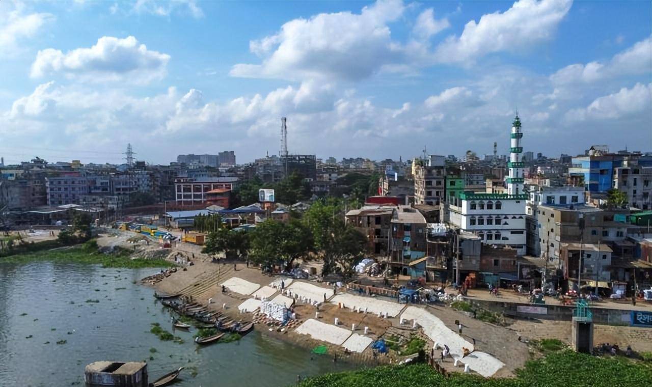 西欧记者曾经探访过孟加拉国的首都达卡,和国内第一大港口吉大港,结果