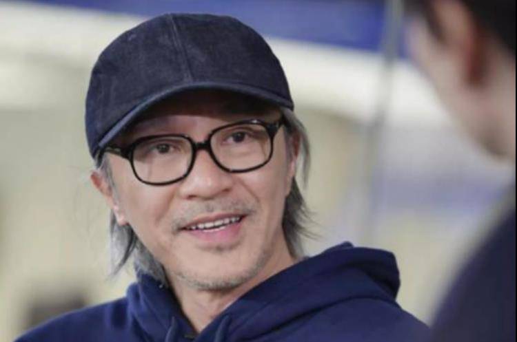 原创58岁周星驰满头白发黯然落泪被误解30年却无人懂我的心酸