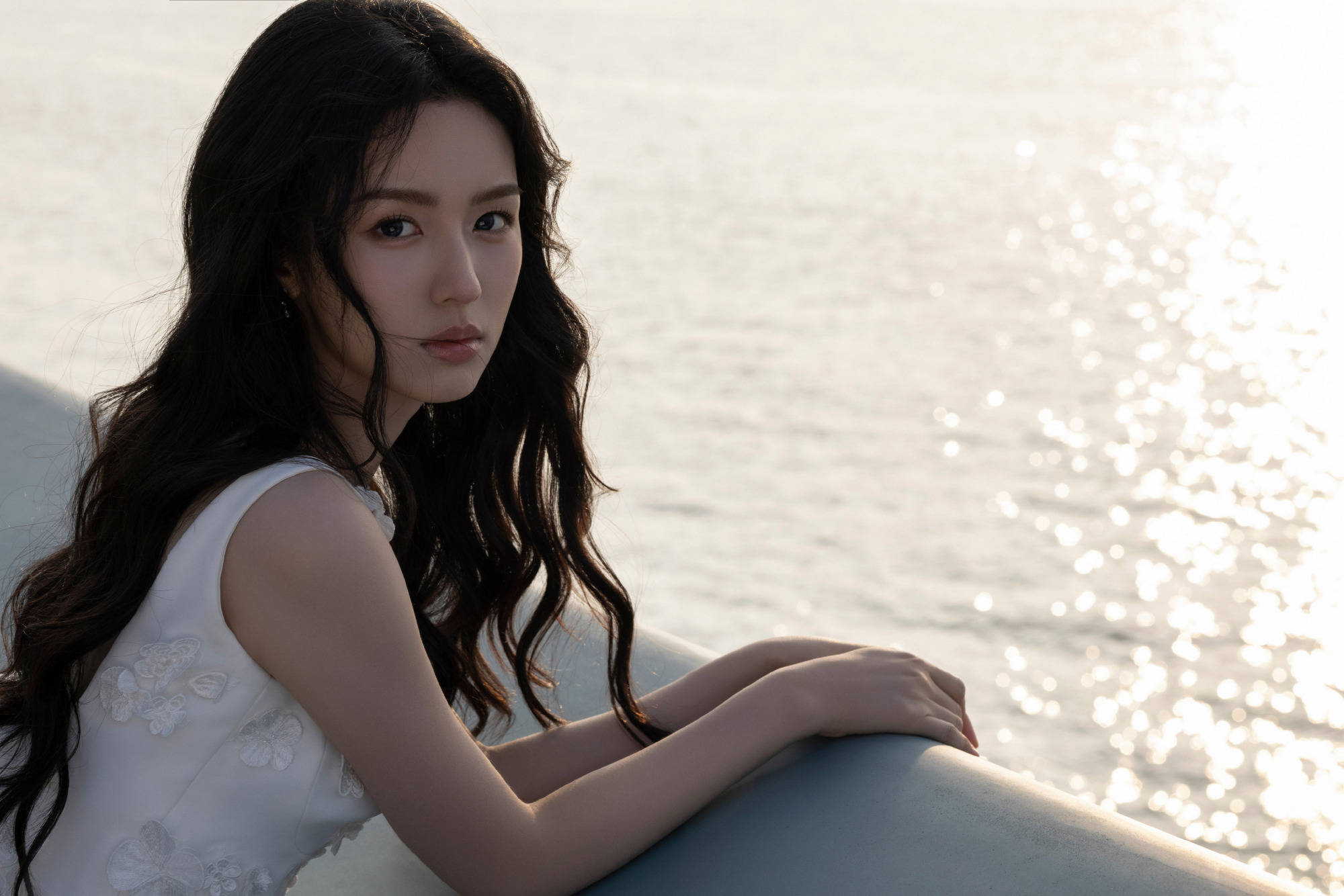 周也化身田园农家女 戴蕾丝头巾穿小白裙清纯可爱-搜狐大视野-搜狐新闻