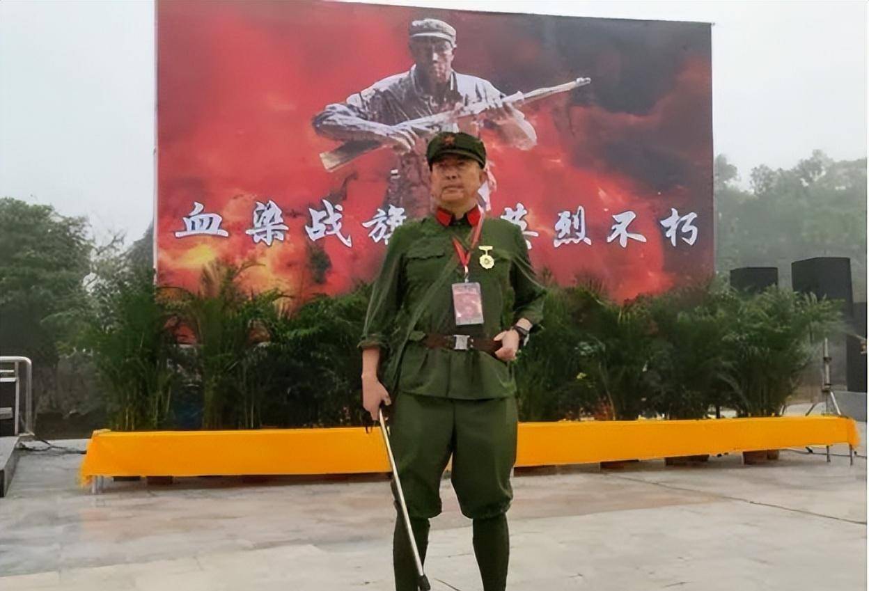 原创老山主攻营长臧雷祭奠战友时满含热泪这的烈士99都没有后代