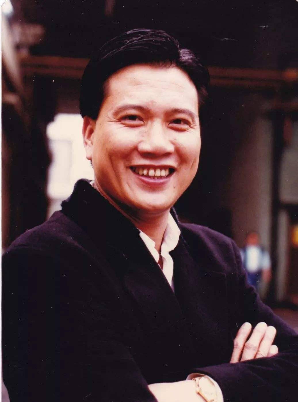 原创58岁周星驰满头白发黯然落泪被误解30年却无人懂我的心酸