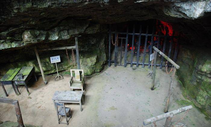 1981年,一老妇到重庆参观白公馆,望着墙上照片大哭,她是谁?