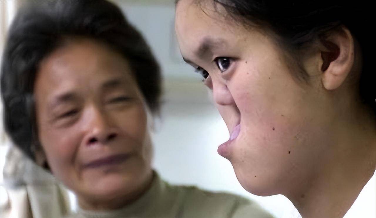 李景云端着温热的米汤,从厨房匆匆走来,又道:"快给她垫补上几口.