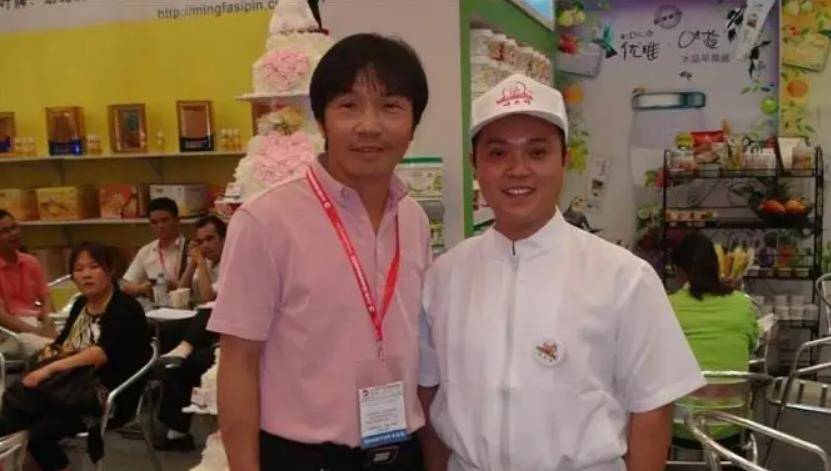 好利来老板:抛妻弃业玩摄影,曾因摄影摔断腰,和江一燕传绯闻_罗红