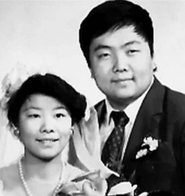 从1994年开始,两人就长期分居,感情逐渐淡薄,即使是2个孩子的出生,也