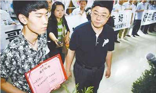 重庆最美的哥追悼会轻生女丈夫下跪道歉给逝者家属1000元