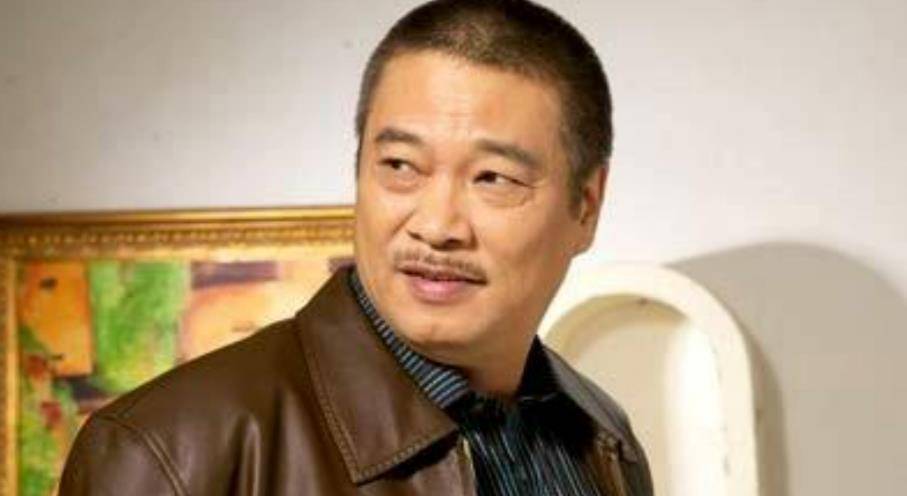 原创58岁周星驰满头白发黯然落泪被误解30年却无人懂我的心酸